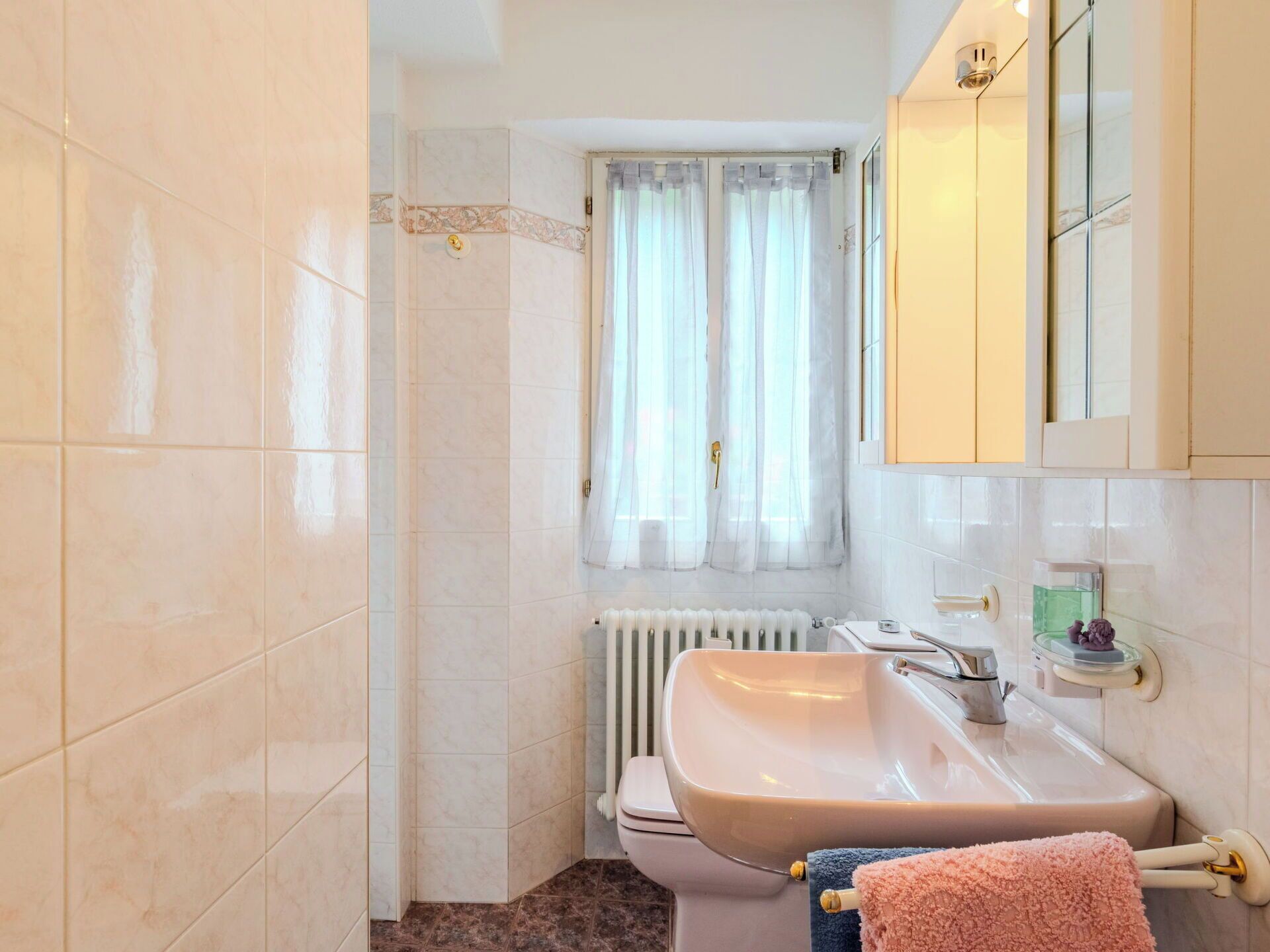Un bagno con lavandino, toilette e zona doccia.