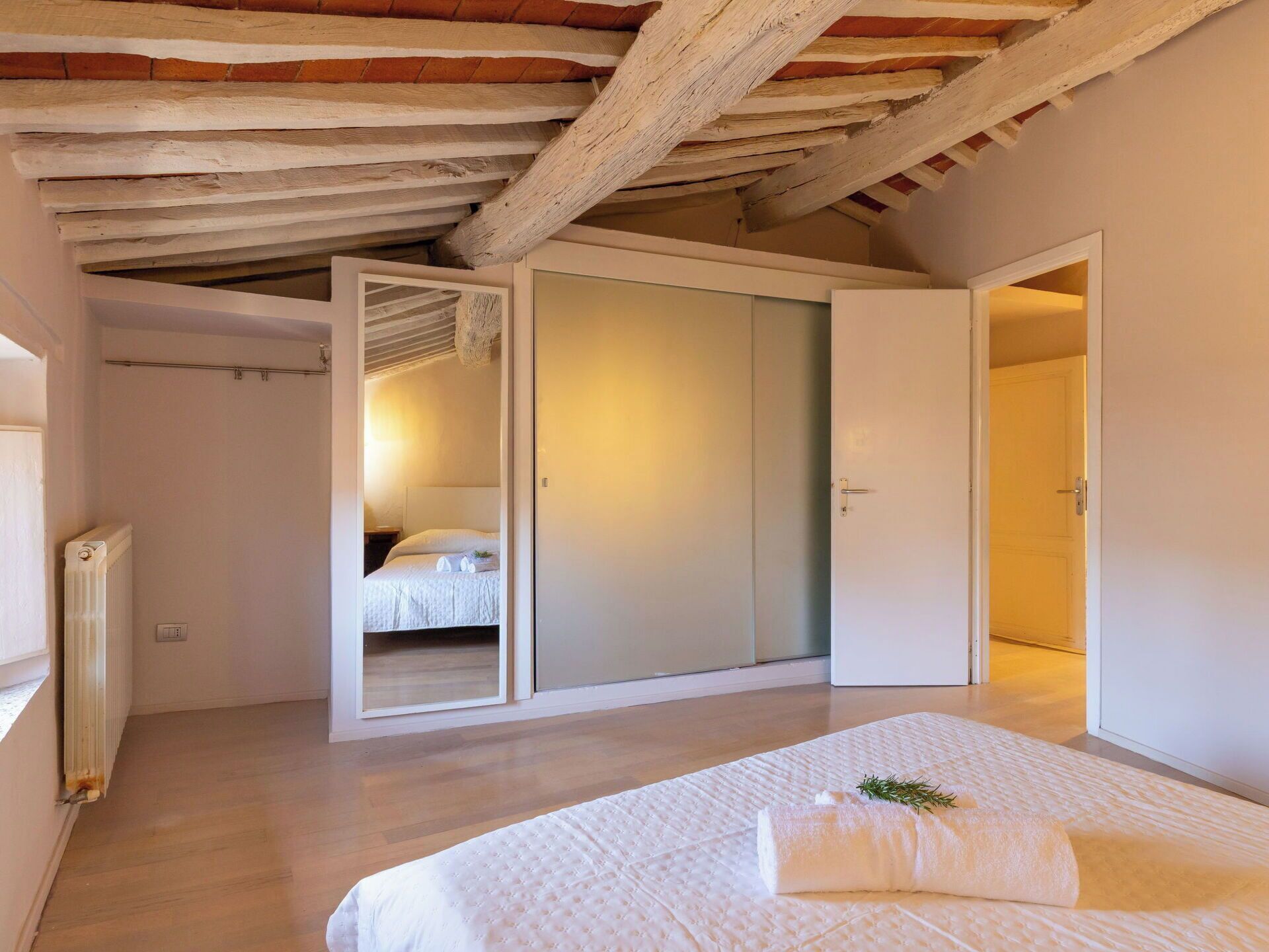 Cuna de viaje, wifi gratis, ropa de cama