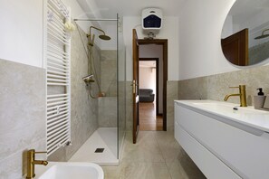 Chuveiro, secador de cabelo, toalhas de banho 