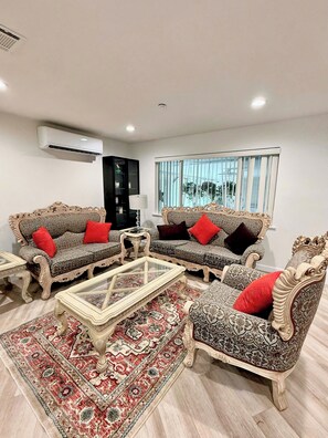 Living area - 2 BRs 2Ba 15mins to DTLA Fast Tri-Band WiFi (Monterey Park)