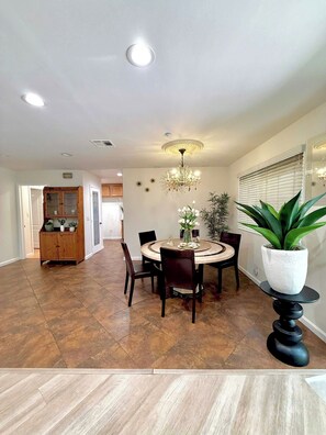 Dining - 2 BRs 2Ba 15mins to DTLA Fast Tri-Band WiFi (Monterey Park)