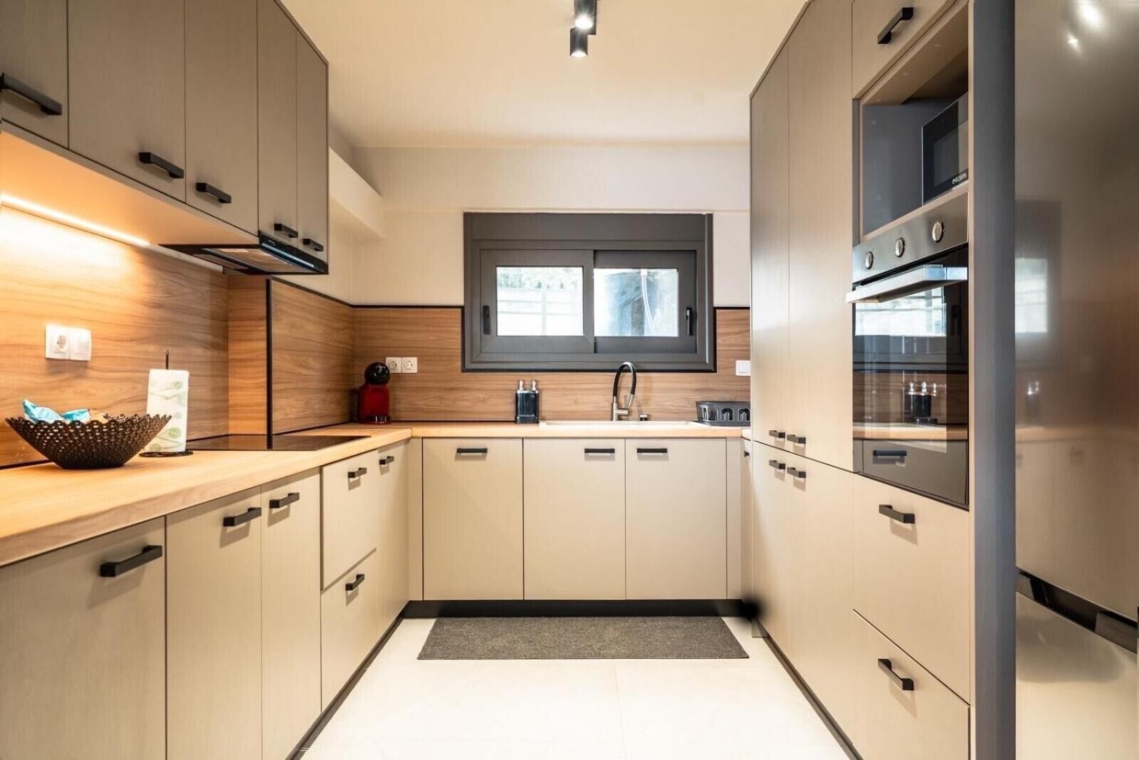 Fridge, oven, stovetop, electric kettle