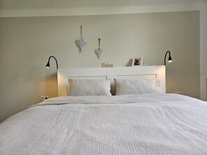 Tabla de planchar con plancha, wifi y ropa de cama 