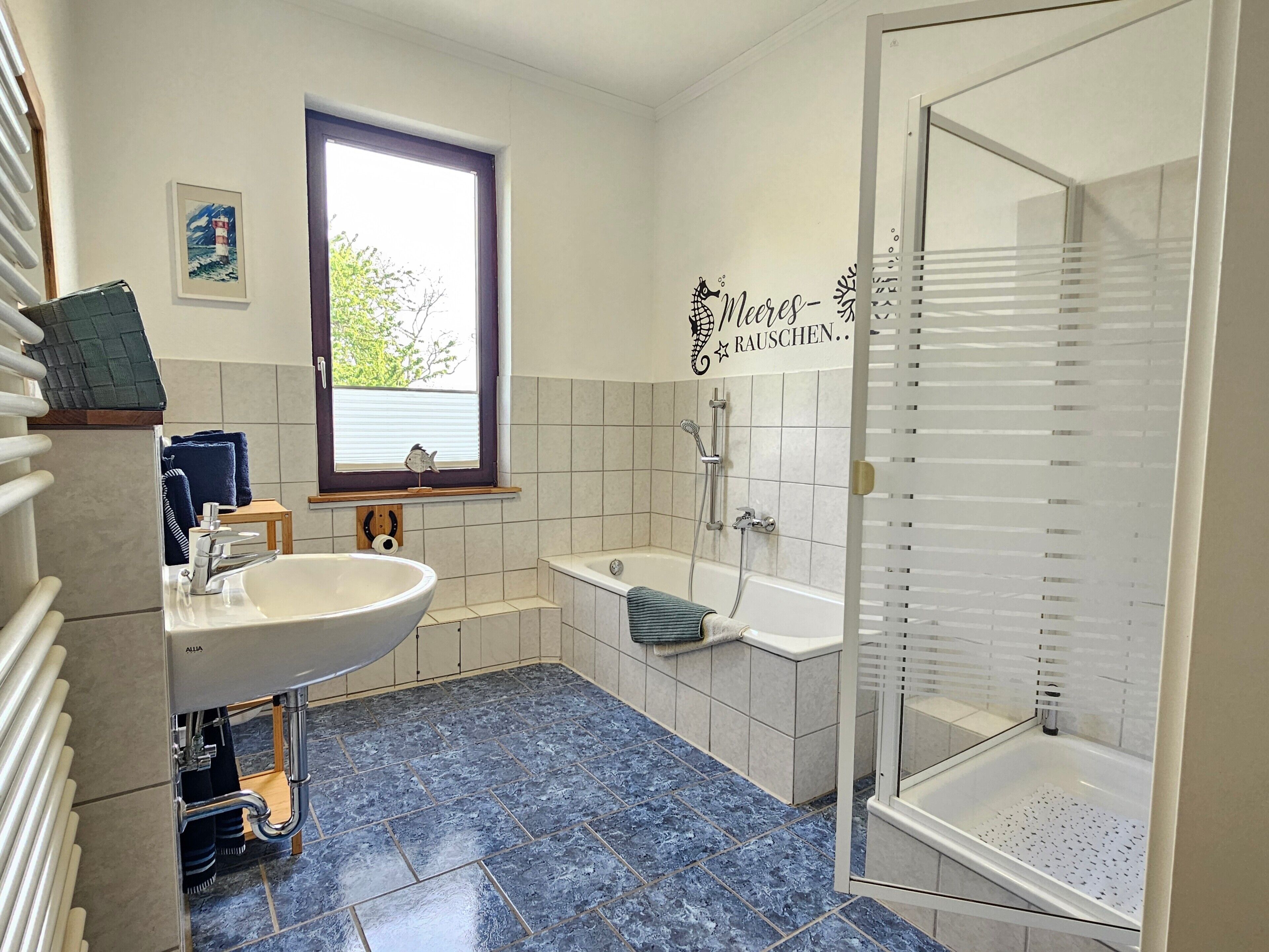Dusche, Haartrockner, Handtücher