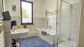 Dusche, Haartrockner, Handtücher