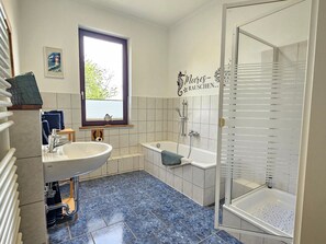 Dusche, Haartrockner, Handtücher