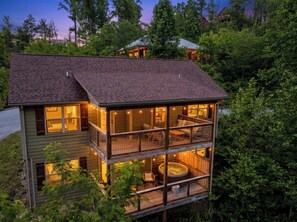 Terrace/patio - New Listing - 4BR cabin with amazing views very near DT Gatlinburg w/ easy roads (Gatlinburg)