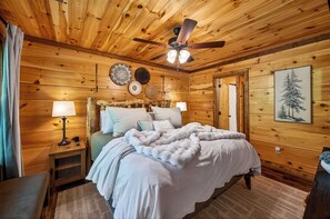 Iron/ironing board, free WiFi, bed sheets - New Listing - 4BR cabin with amazing views very near DT Gatlinburg w/ easy roads (Gatlinburg)