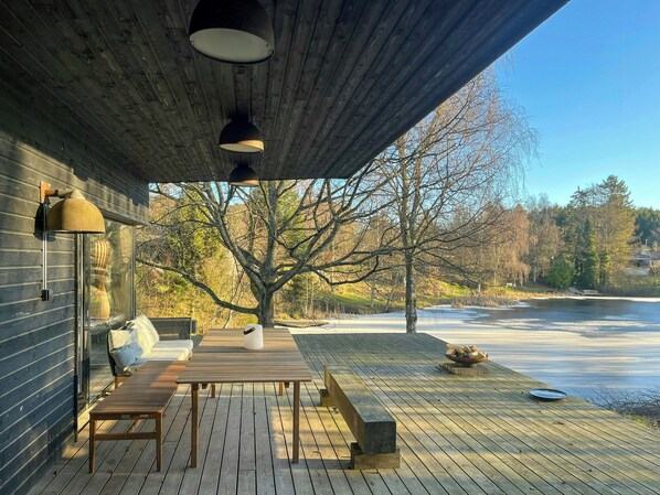 Outdoor dining - Summer house by lake near Femmøller Beach (Ebeltoft)