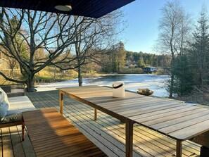 Outdoor dining - Summer house by lake near Femmøller Beach (Ebeltoft)