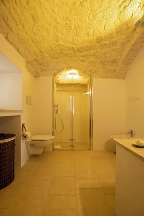 Shower - 19th-century trulli complex among vineyards (Martina Franca)