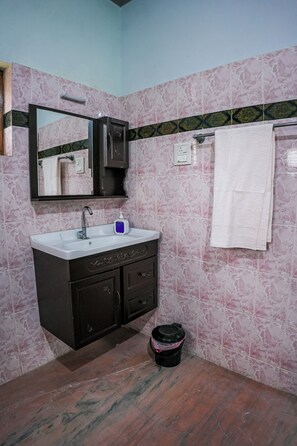 Bathroom - Athira Homestay - Your Peaceful Home Away From Home (Kollengode)