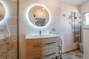 Shower, hair dryer, towels