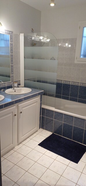 Shower, hair dryer, towels - Villa “La Ceriseraie” with Mountain View, Wi-Fi, and Air Conditioning (Malaucène)
