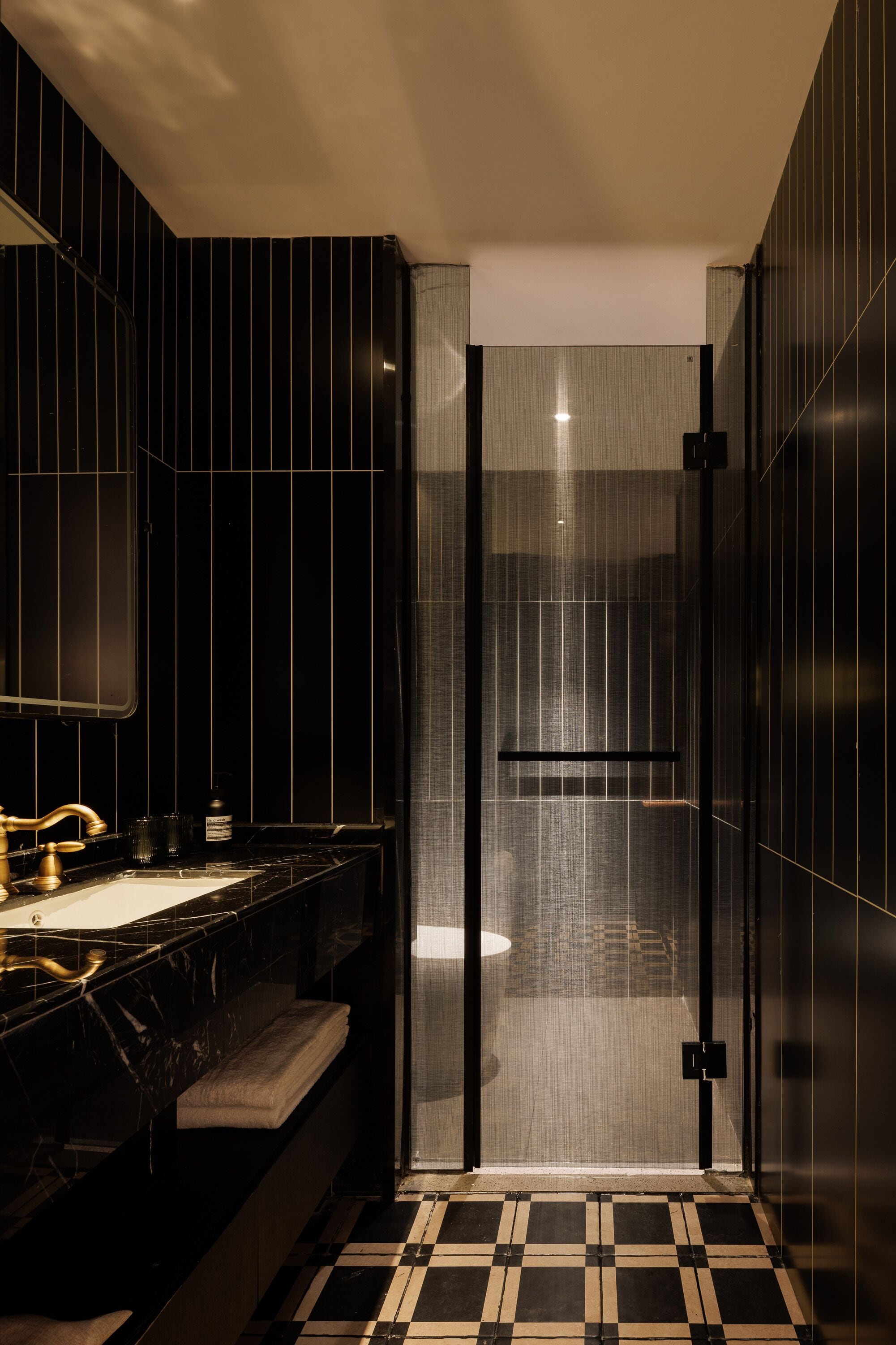 Suite ejecutiva, vistas al patio | Baño | Cabezal de ducha tipo lluvia y artículos de higiene personal gratuitos