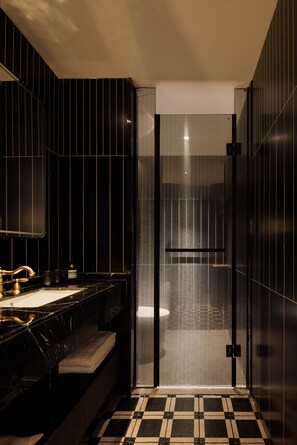 Executive Suite, Courtyard View | Bathroom | Rainfall showerhead, free toiletries, hair dryer, bathrobes - FUNTOWN Hotel - Chengdu Chunxi Road (Chengdu)