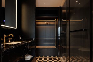 컴포트 더블룸, 시내 전망 | 욕실 | 무료 세면용품, 헤어드라이어, 타월, 비누