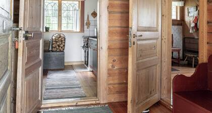 Historic off-grid farm cottage by Rombo trail