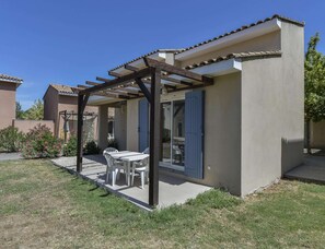 House | Outdoor dining - Accessible Apartment for Four in Provence (Saint-Saturnin-les-Avignon)