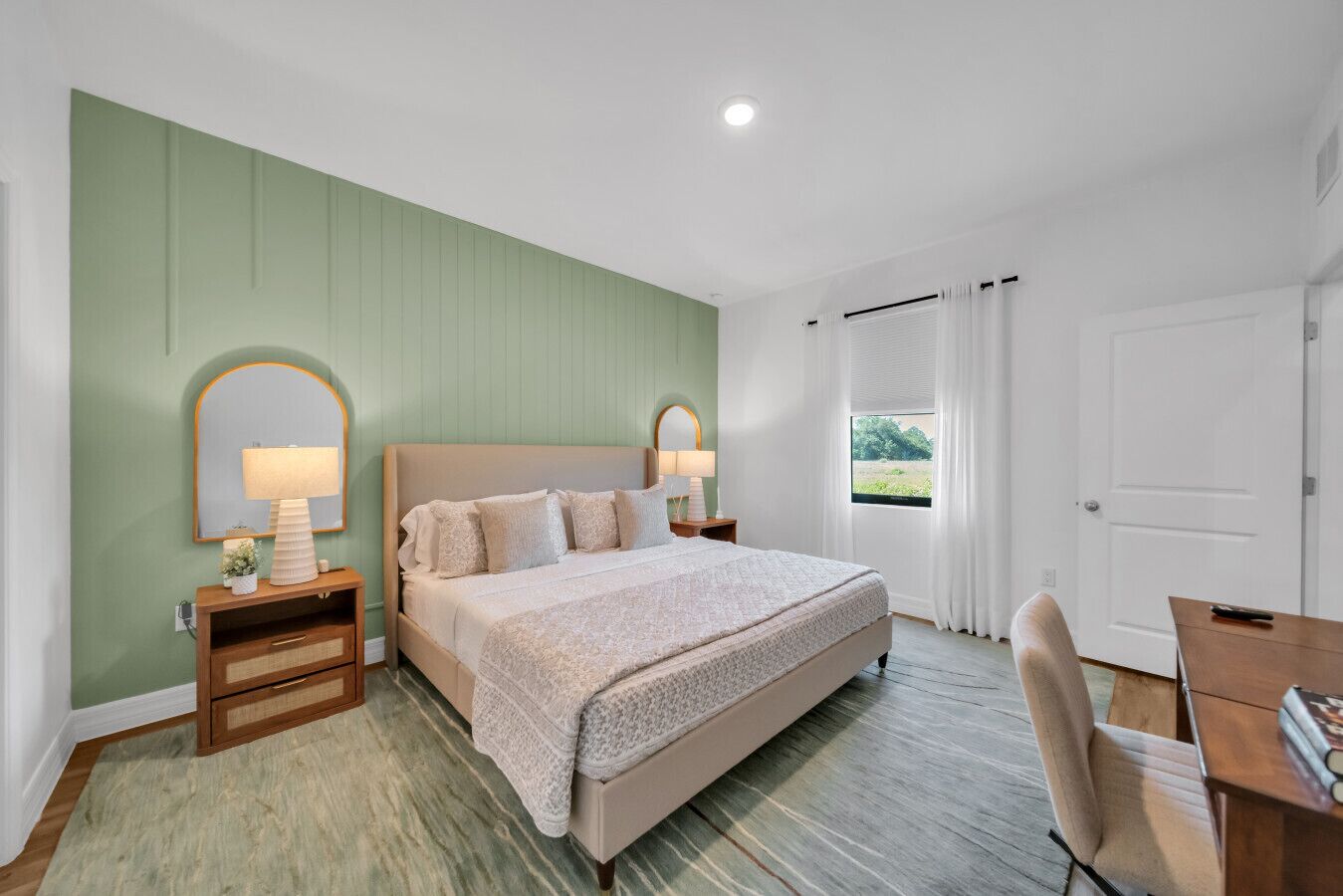 Desk, iron/ironing board, WiFi, bed sheets
