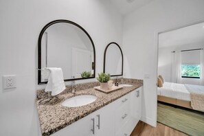 Hair dryer, towels - defaultName (LaBelle)