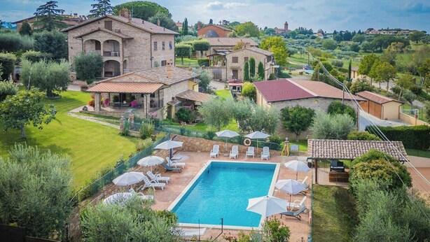 A large estate with a swimming pool, outdoor seating, and a well-maintained garden. - Apartment with view of Lake Trasimeno (Castiglione del Lago)