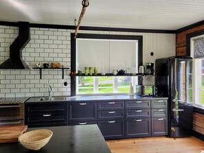 Microwave, oven, dishwasher, coffee/tea maker