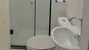 シャワー、タオル、石鹸、トイレットペーパー