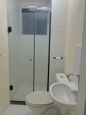 Regadera, toallas, jabón, papel de baño 