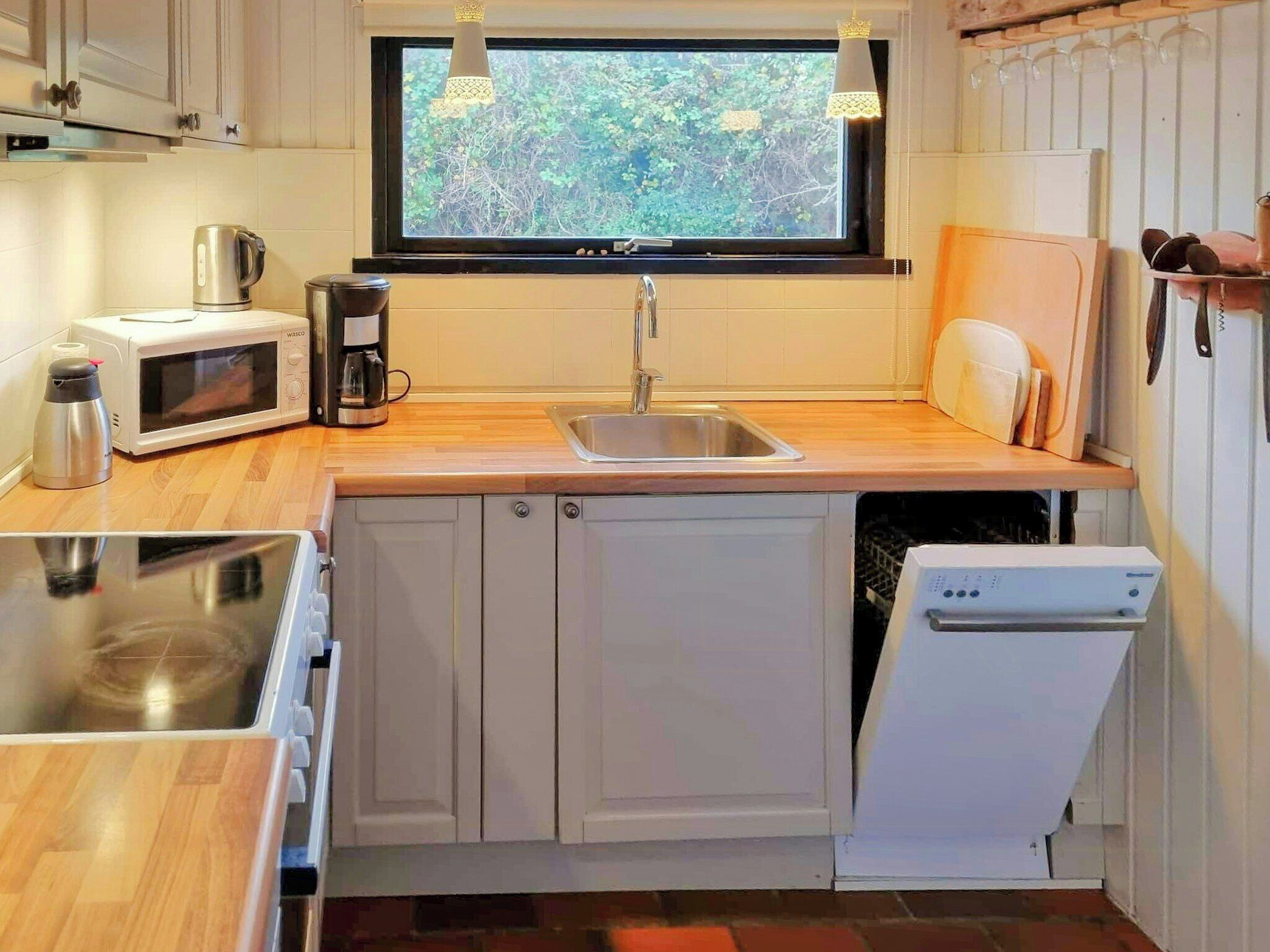 Microwave, oven, dishwasher, coffee/tea maker