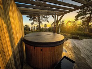 Outdoor spa tub - Idyllic and modern cabin at Jeløya (Moss)
