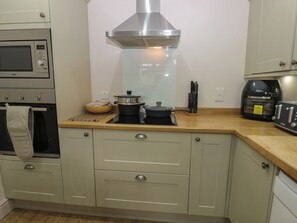 Cookware/dishes/utensils - Banklands (Barnard Castle)