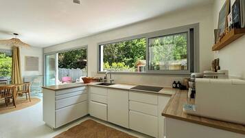 Microwave, oven, dishwasher, coffee/tea maker