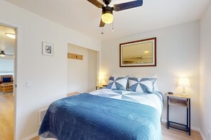 2 bedrooms, travel cot, free WiFi, bed sheets - NEW! 2bd, Fire Pit, BBQ, Dogs Ok (616) (Westport)