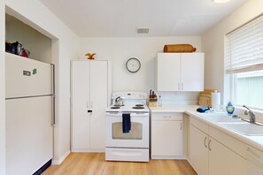Fridge, microwave, stovetop, coffee/tea maker - NEW! 2bd, Fire Pit, BBQ, Dogs Ok (616) (Westport)