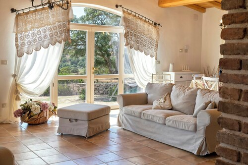 Luxury villa with heated pool in a vineyard
