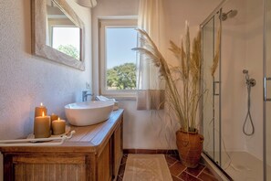 Shower - Luxury villa with heated pool in a vineyard (Mores)