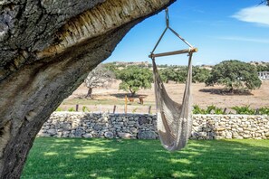 Property grounds - Luxury villa with heated pool in a vineyard (Mores)