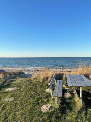 Beach - Original wooden summer house with sea view (Allingåbro)
