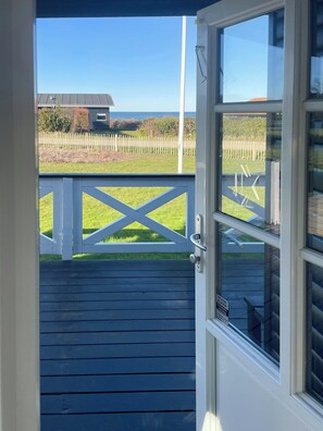 Terrace/patio - Original wooden summer house with sea view (Allingåbro)