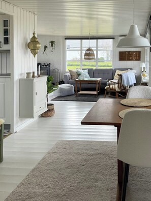 TV, fireplace - Original wooden summer house with sea view (Allingåbro)