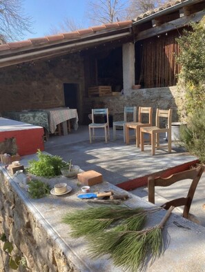 Outdoor dining - Vrbo Property (Saint-Michel-de-Chabrillanoux)