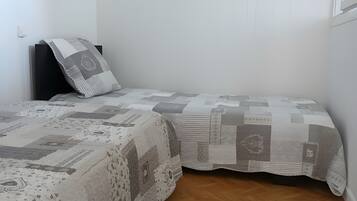 Iron/ironing board, WiFi, bed sheets