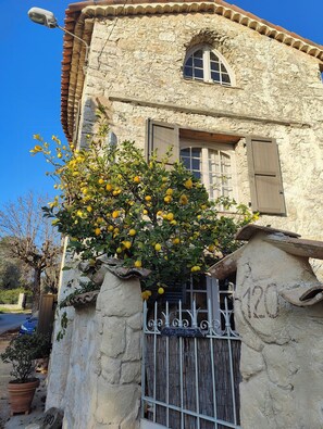 Exterior - Historic Provence apartments near Nice and Cannes (Roquefort-les-Pins)