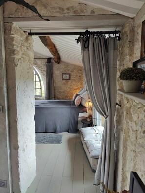 Free WiFi - Historic Provence apartments near Nice and Cannes (Roquefort-les-Pins)