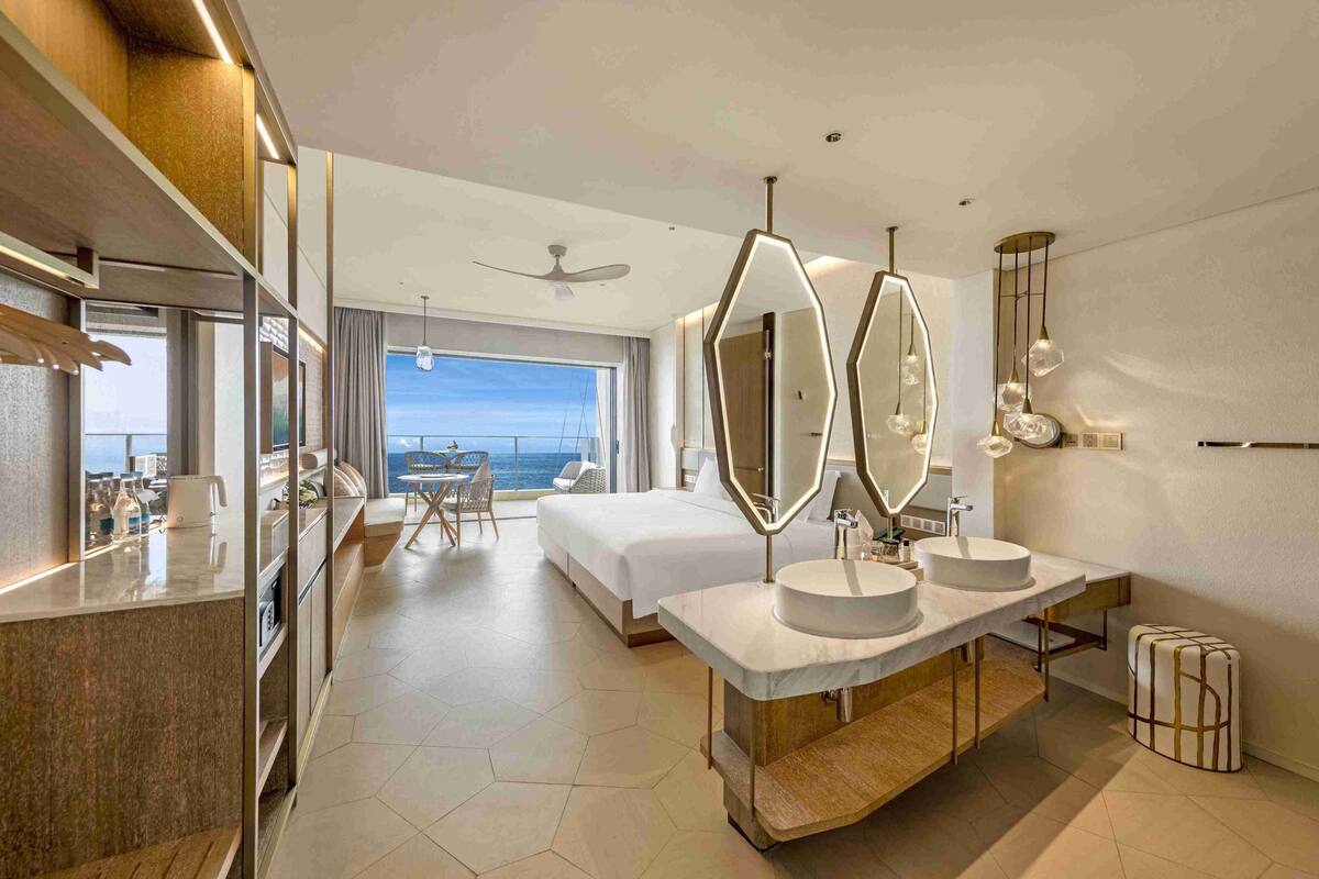 Deluxe Ocean View King Bed Room | WiFi (free), bed sheets