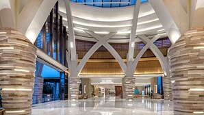 Un vestíbulo espacioso con techo alto, arquitectura moderna y tragaluces.