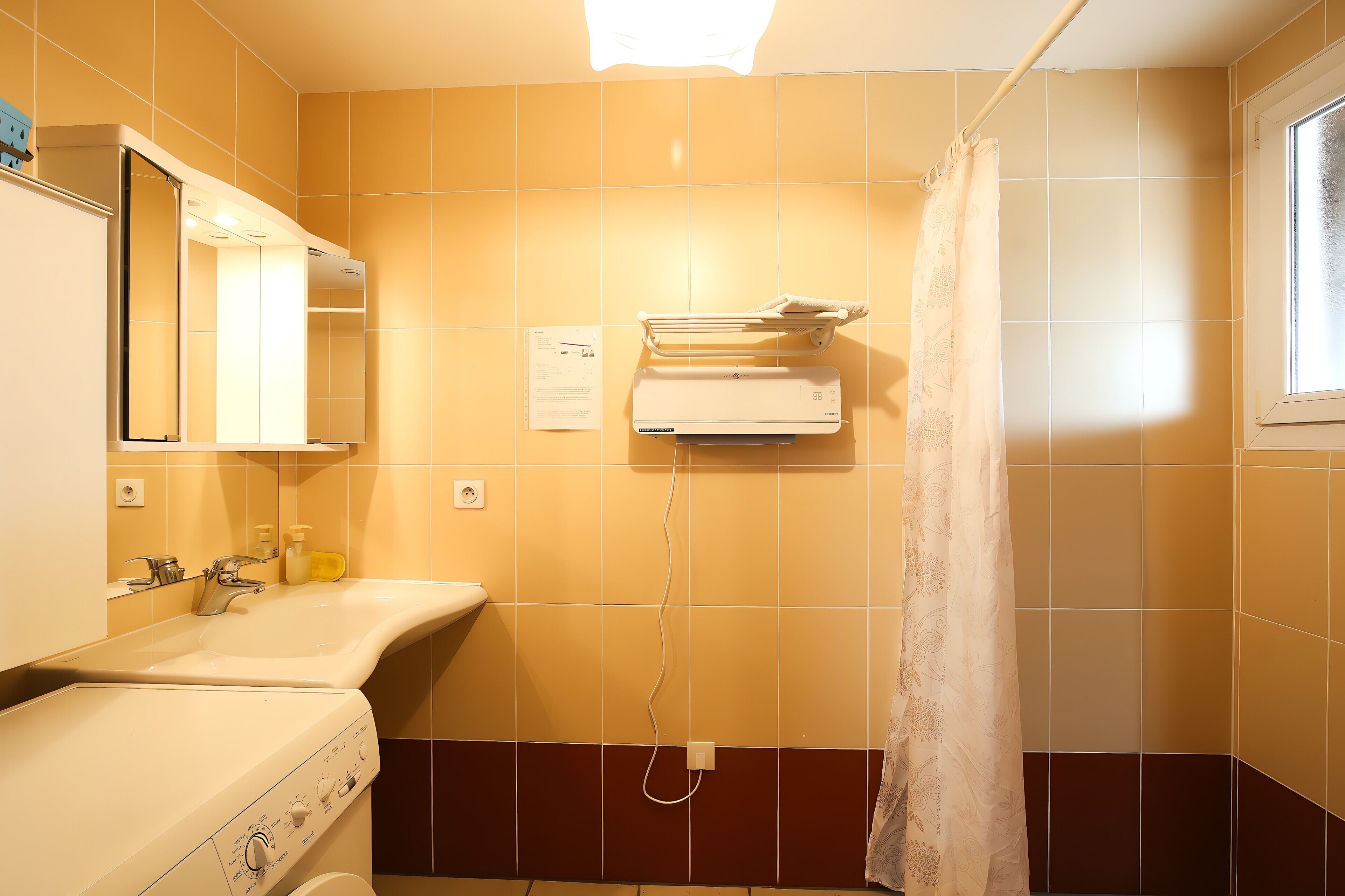 Ein Badezimmer mit Waschbecken, Spiegel, Handtuchhalter und Duschvorhang.