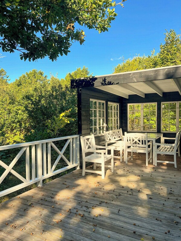 Outdoor dining - Original 1930s timber house near Rude Beach (Odder)