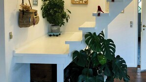 Eine Treppe mit weißen Wänden und einem Blumentopf.